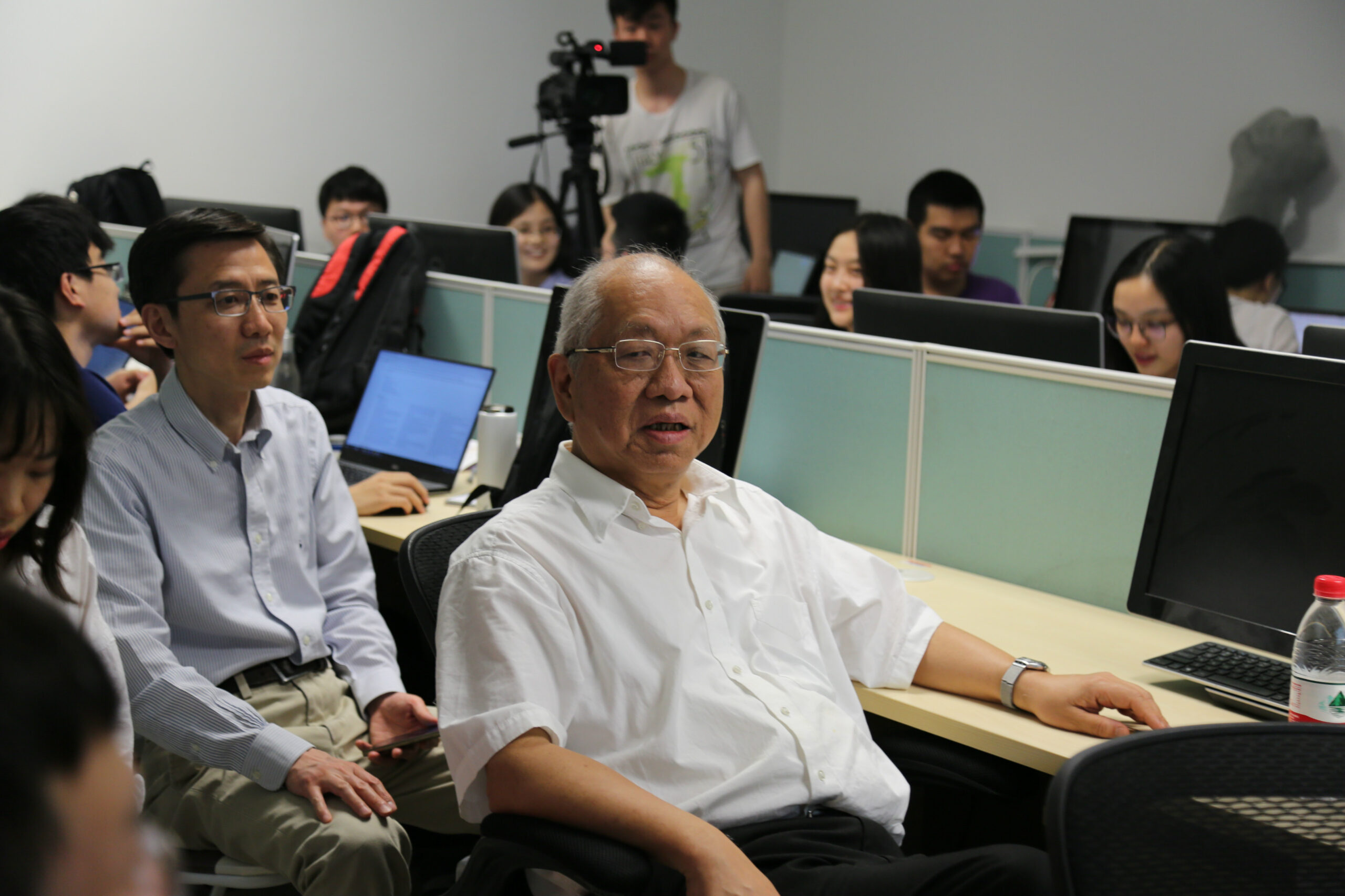 Prof. Shing Toung Yau from Tsinghua University Visits the Center and Gives a Talk