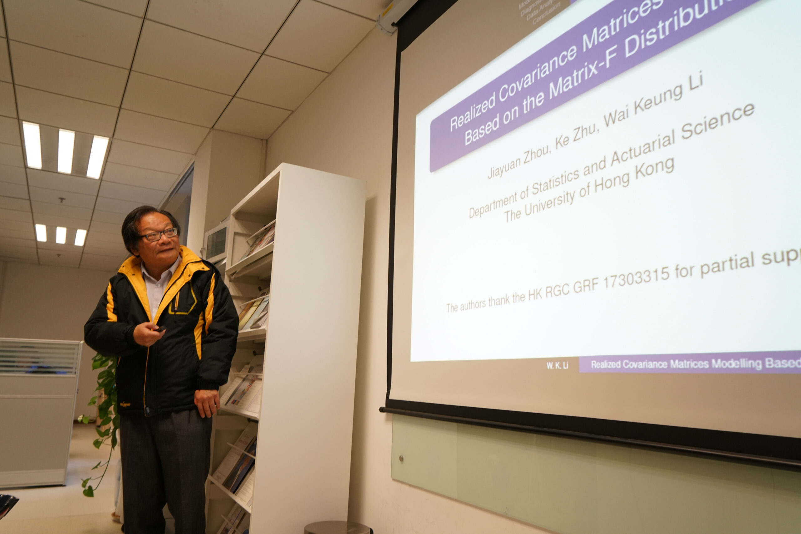 Prof. Wai Keung Li from University of Hong Kong Visits the Center and Gives a Talk