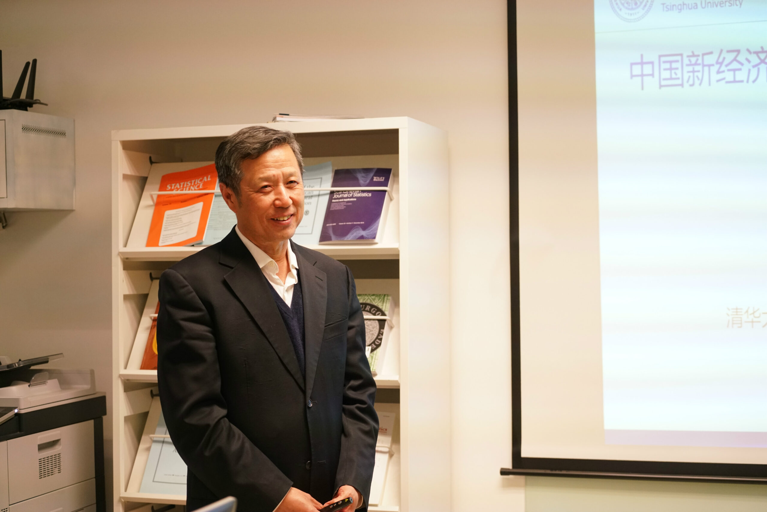 Professor Xianchun Xu from the School of Economics and Management of Tsinghua University Visited the Center and Gave a Special Talk